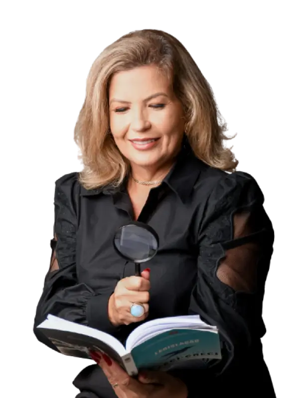 Simone Raasch lendo um livro com lupa